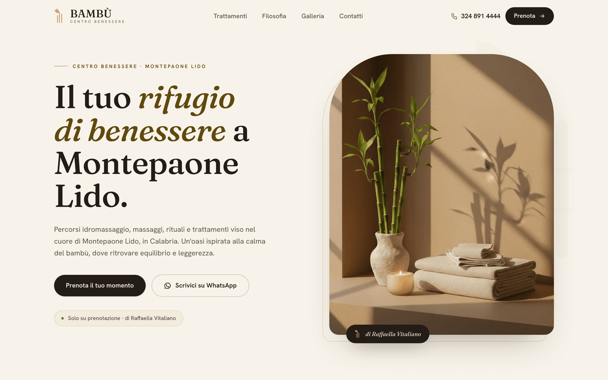 Home page del sito Bambù Centro Benessere di Montepaone Lido: headline "Il tuo rifugio di benessere" su fondo crema con composizione di bambù e asciugamani.